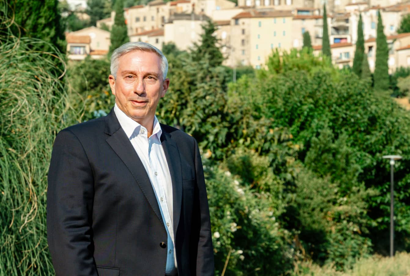 Marco Orfeo en premier plan et Fayence en arrière plan