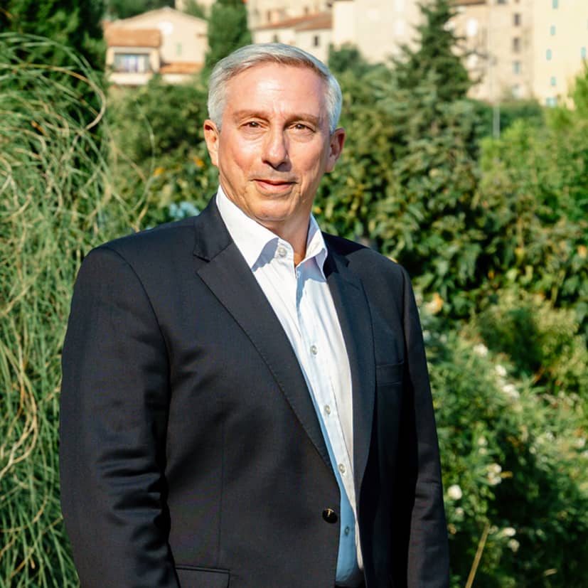 Marco Orfeo en premier plan et Fayence en arrière plan