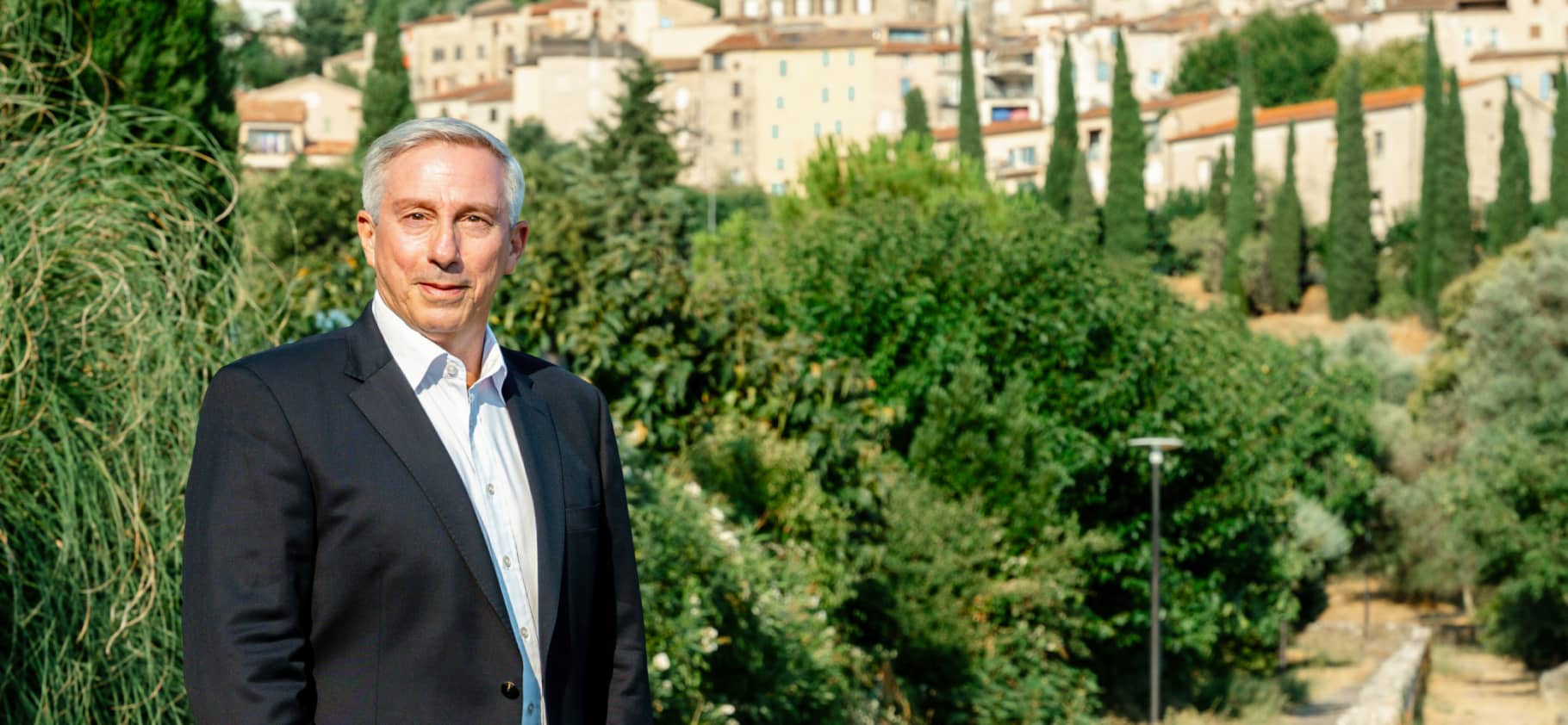 Marco Orfeo en premier plan et Fayence en arrière plan